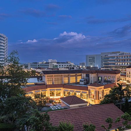 Luxury Condo At Venice Mall Near Airport, Bgc & Makati Manila Exterior photo