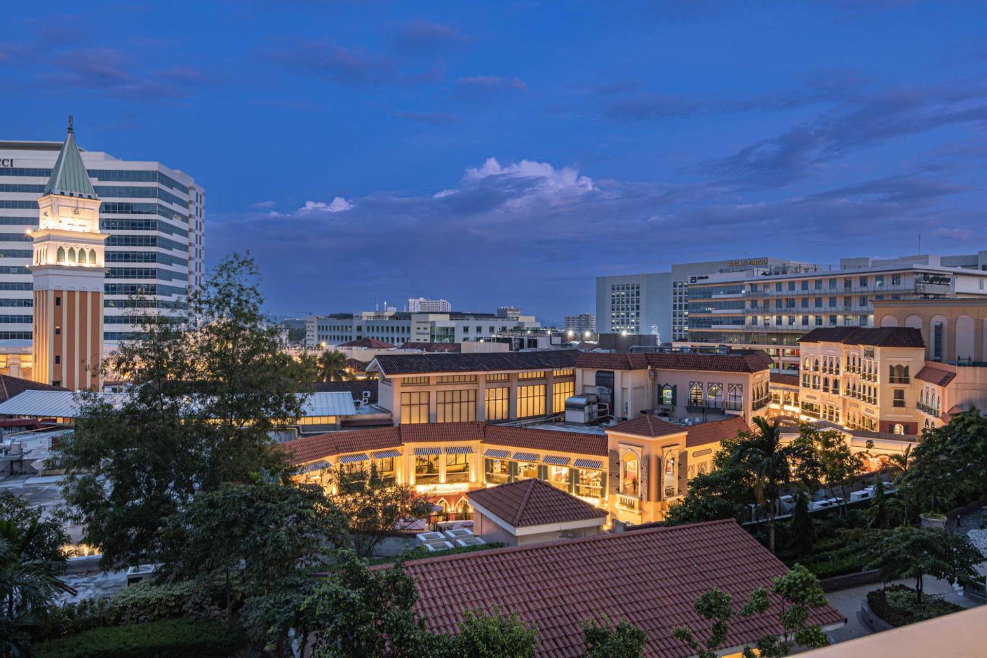 Luxury Condo At Venice Mall Near Airport, Bgc & Makati Manila Exterior photo